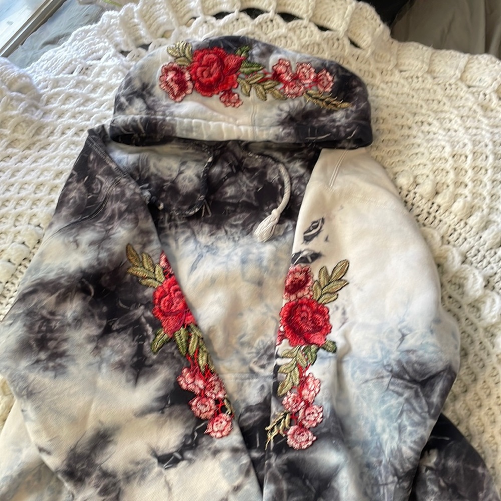 Civil regime black and white roses hoodie L